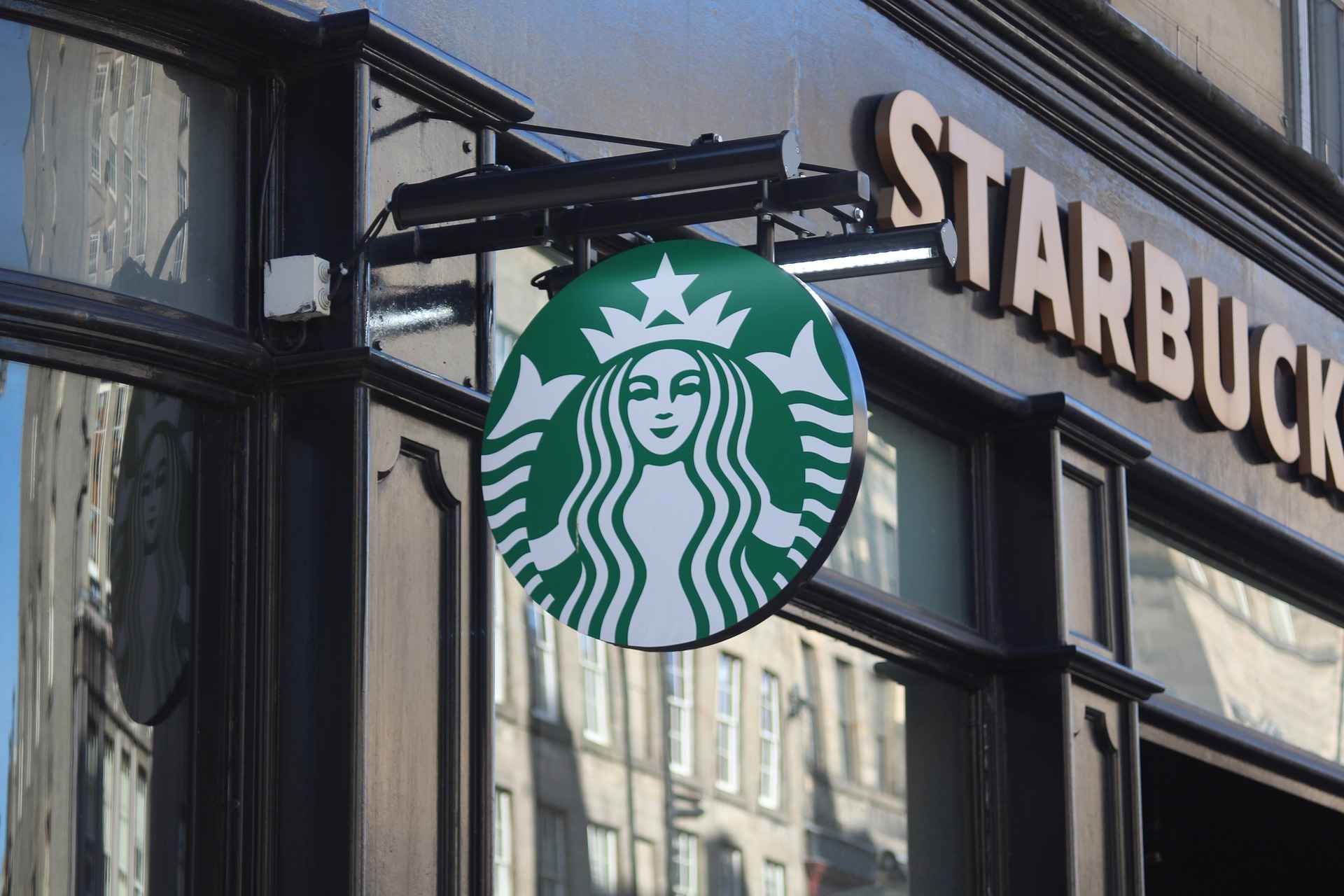 Starbucks VIS gives a peep into the visual design trend of cross-border brands