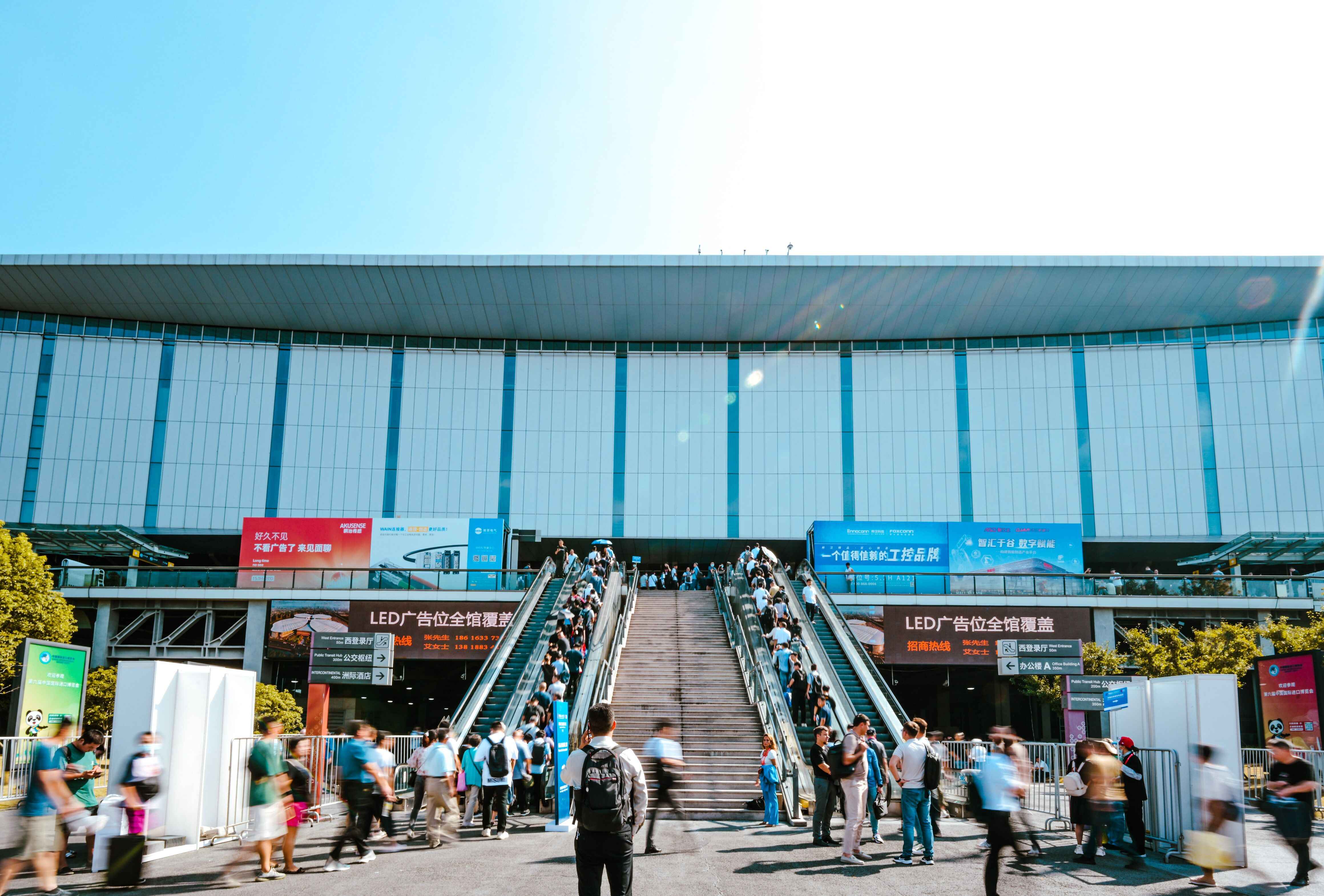 B2B Exhibition QR Code Strategy: Convert Overseas Leads with LinkedIn & Landing Pages